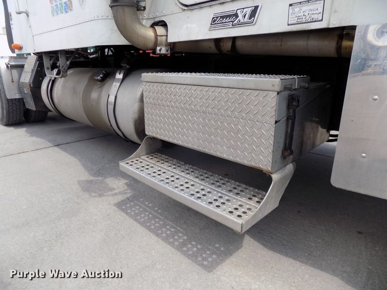 image for item DG2569 2003 Freightliner FLD132 XL Classic semi truck