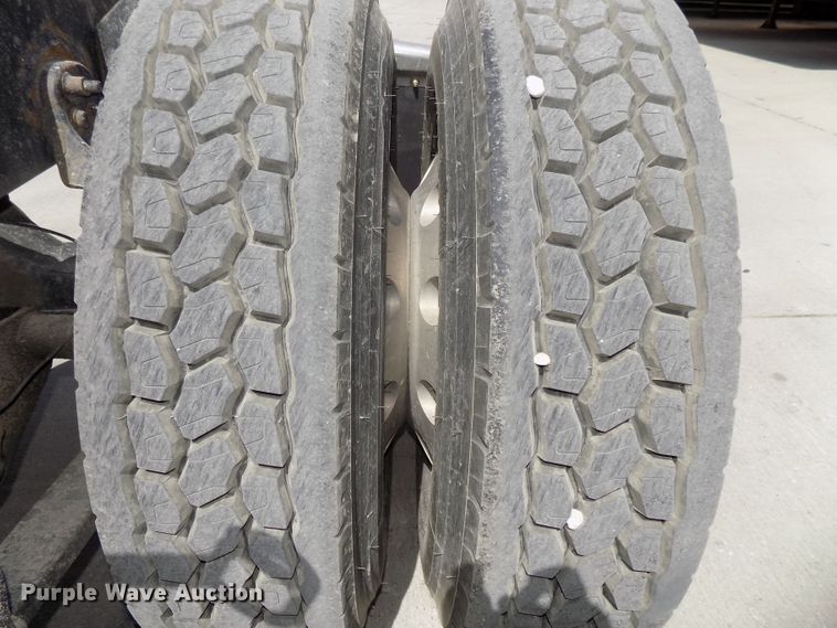 image for item DG2569 2003 Freightliner FLD132 XL Classic semi truck