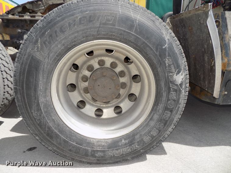 image for item DG2569 2003 Freightliner FLD132 XL Classic semi truck