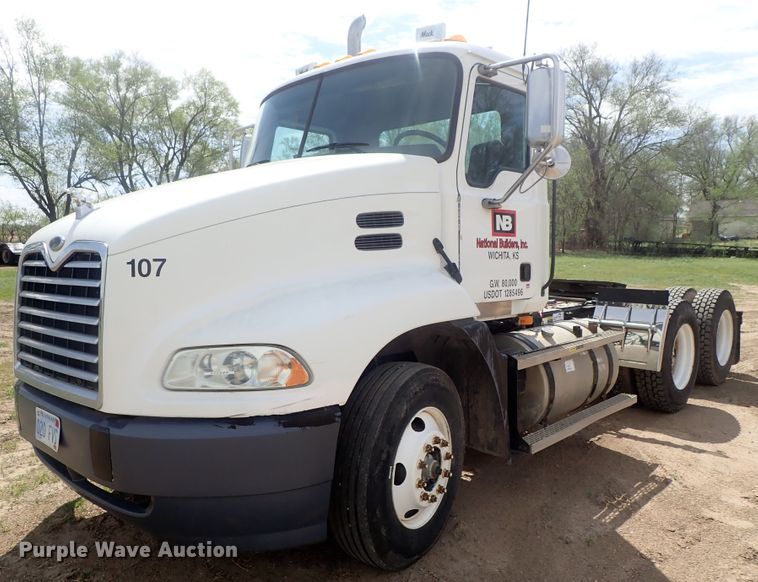 image for item DG3064 2006 Mack CXN semi truck