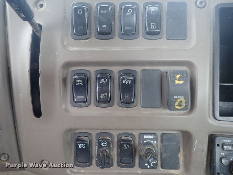 image for item DG3064 2006 Mack CXN semi truck