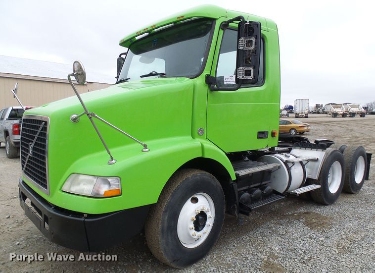image for item DG5647 2007 Volvo VN semi truck