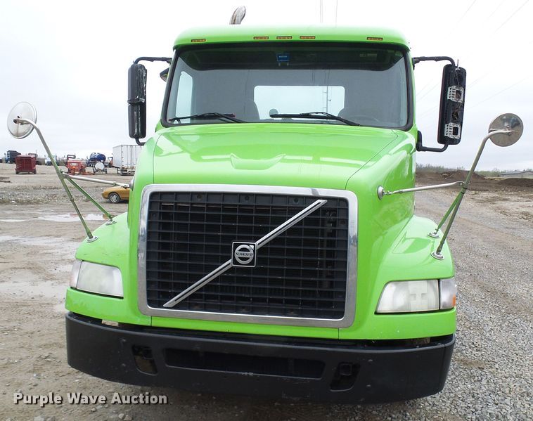 image for item DG5647 2007 Volvo VN semi truck