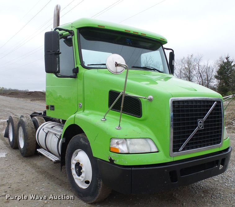 image for item DG5647 2007 Volvo VN semi truck