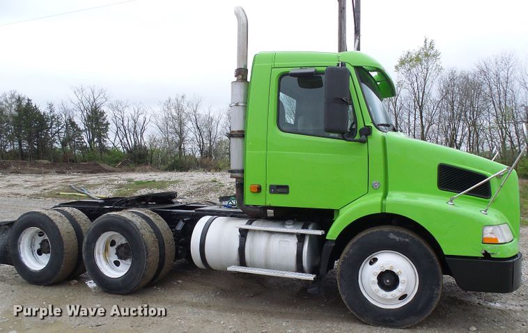 image for item DG5647 2007 Volvo VN semi truck