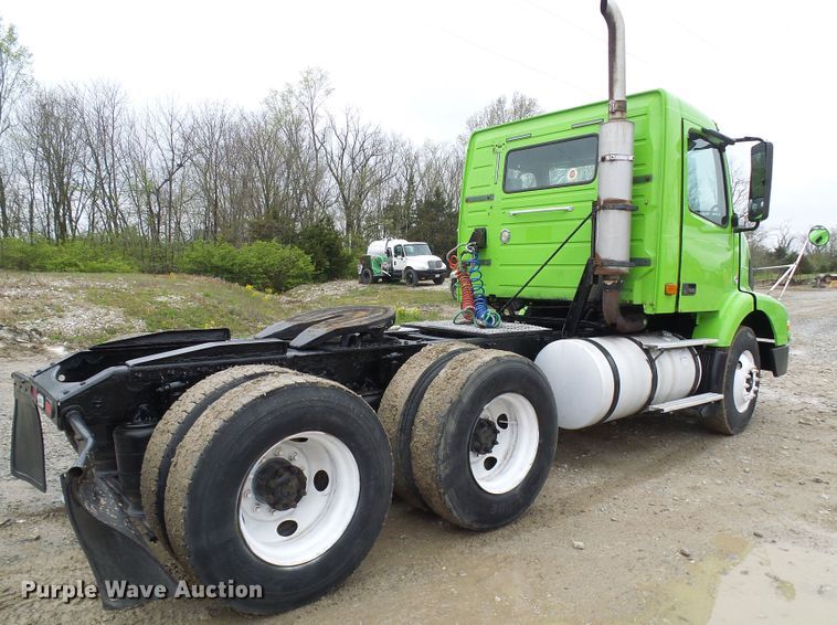 image for item DG5647 2007 Volvo VN semi truck