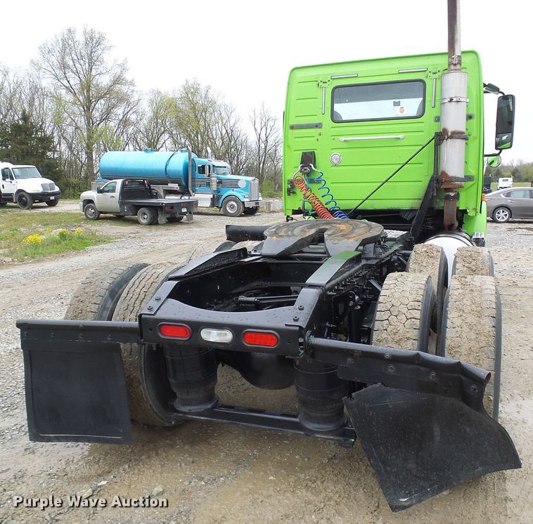 image for item DG5647 2007 Volvo VN semi truck