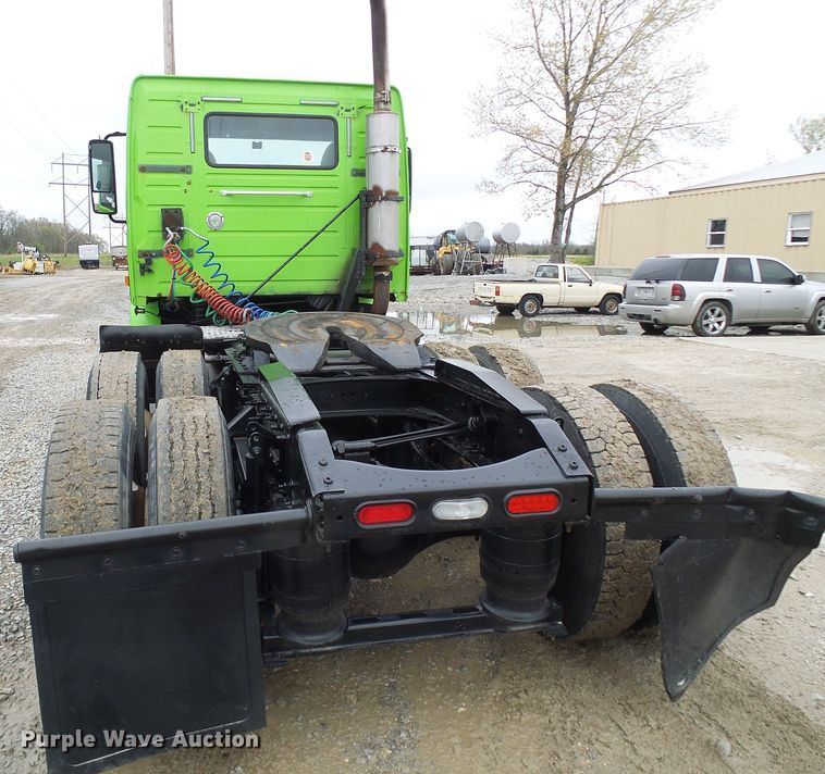 image for item DG5647 2007 Volvo VN semi truck