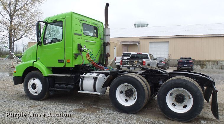 image for item DG5647 2007 Volvo VN semi truck