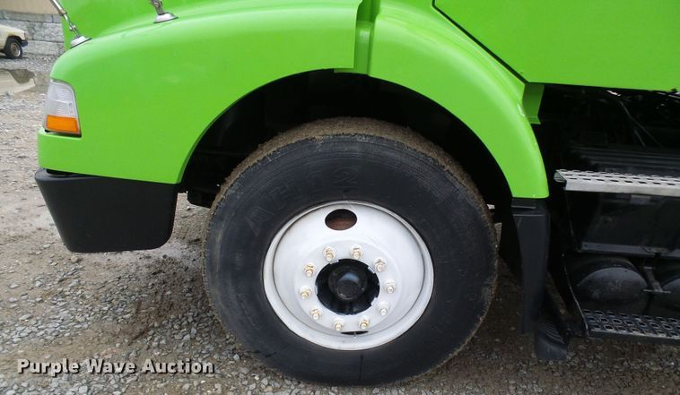 image for item DG5647 2007 Volvo VN semi truck