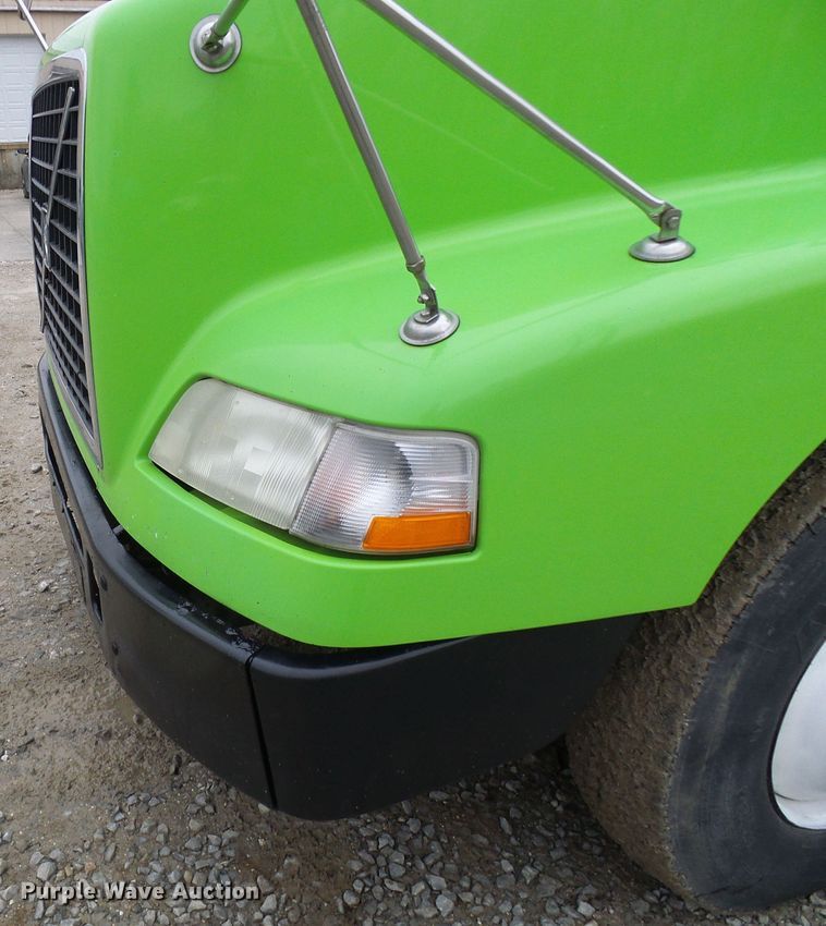 image for item DG5647 2007 Volvo VN semi truck