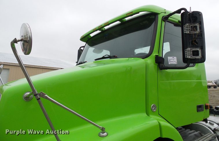 image for item DG5647 2007 Volvo VN semi truck