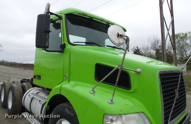 image for item DG5647 2007 Volvo VN semi truck