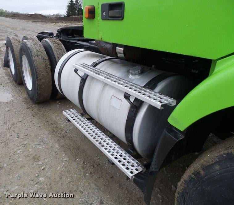 image for item DG5647 2007 Volvo VN semi truck