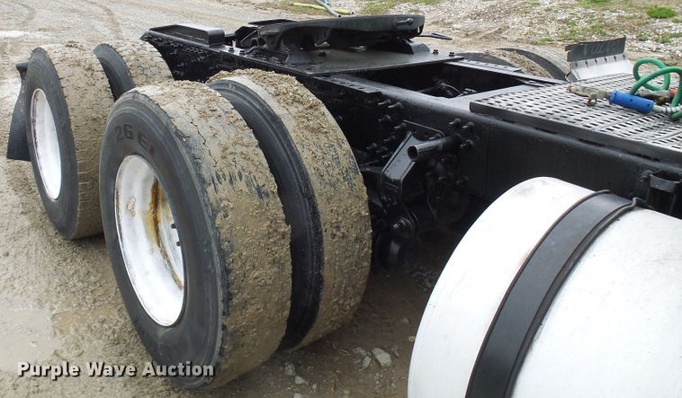 image for item DG5647 2007 Volvo VN semi truck