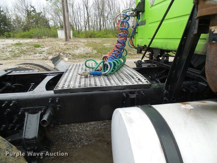 image for item DG5647 2007 Volvo VN semi truck