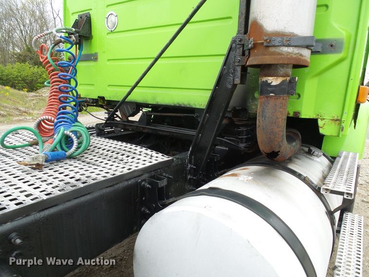 image for item DG5647 2007 Volvo VN semi truck