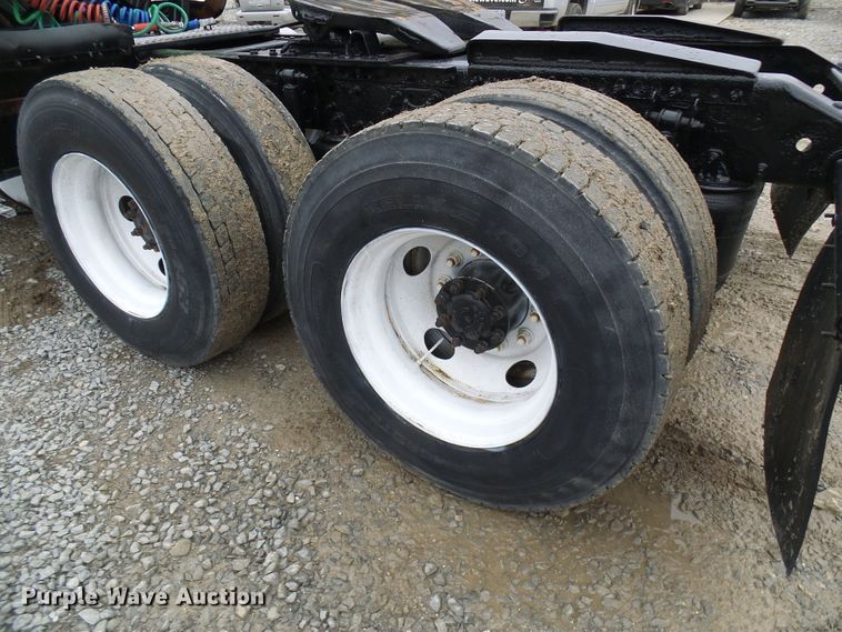 image for item DG5647 2007 Volvo VN semi truck