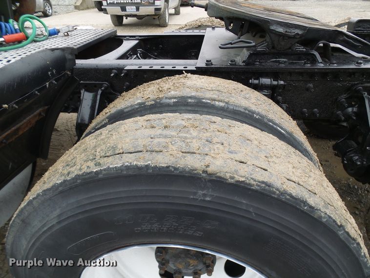 image for item DG5647 2007 Volvo VN semi truck