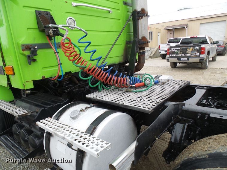 image for item DG5647 2007 Volvo VN semi truck