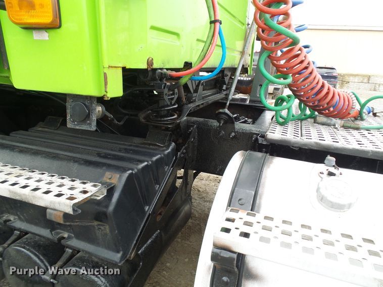 image for item DG5647 2007 Volvo VN semi truck