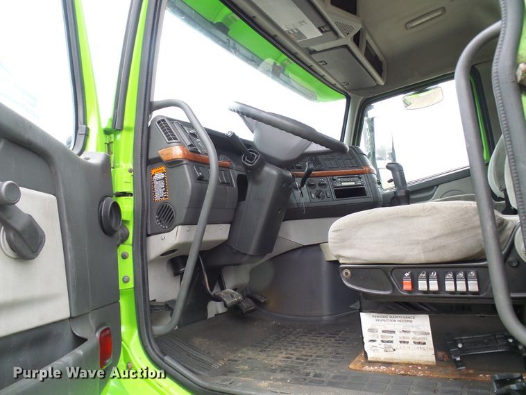 image for item DG5647 2007 Volvo VN semi truck