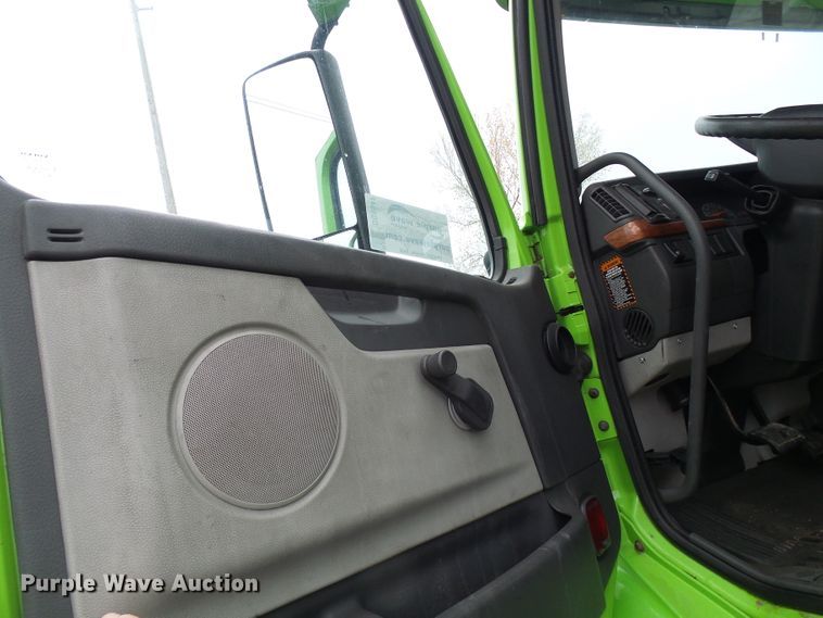 image for item DG5647 2007 Volvo VN semi truck