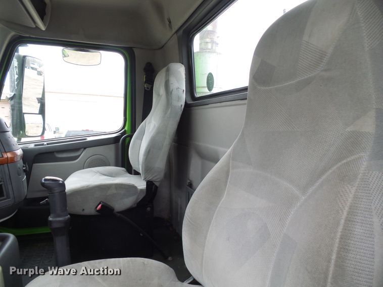 image for item DG5647 2007 Volvo VN semi truck