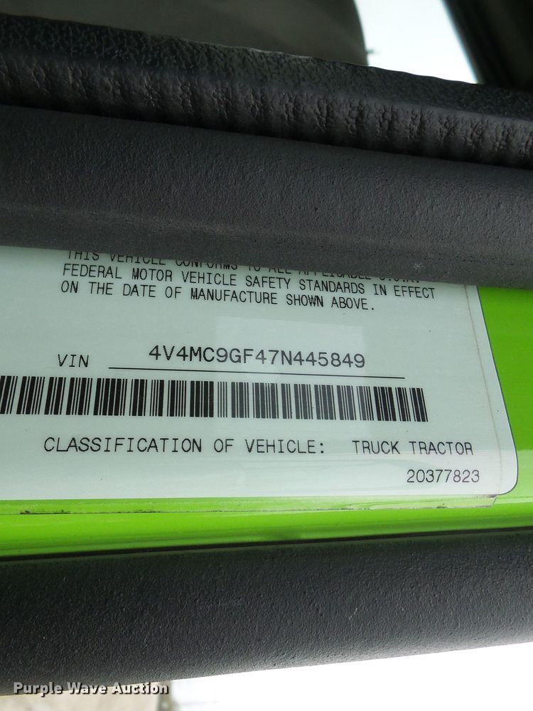 image for item DG5647 2007 Volvo VN semi truck