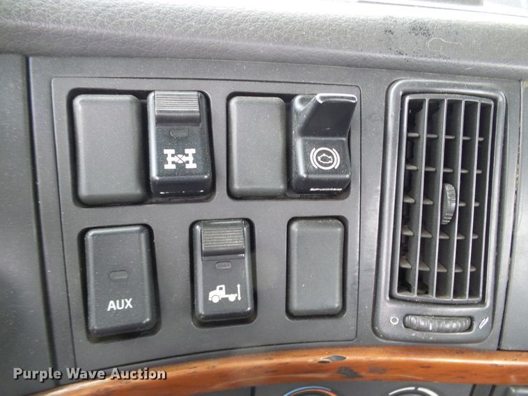 image for item DG5647 2007 Volvo VN semi truck