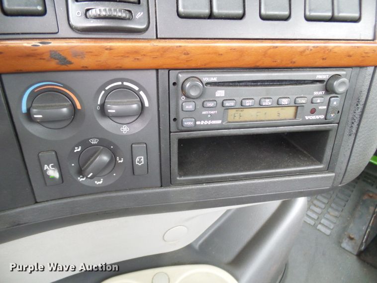 image for item DG5647 2007 Volvo VN semi truck