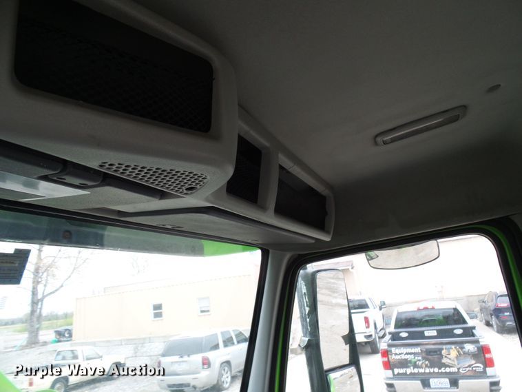 image for item DG5647 2007 Volvo VN semi truck