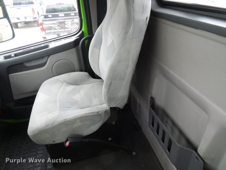 image for item DG5647 2007 Volvo VN semi truck