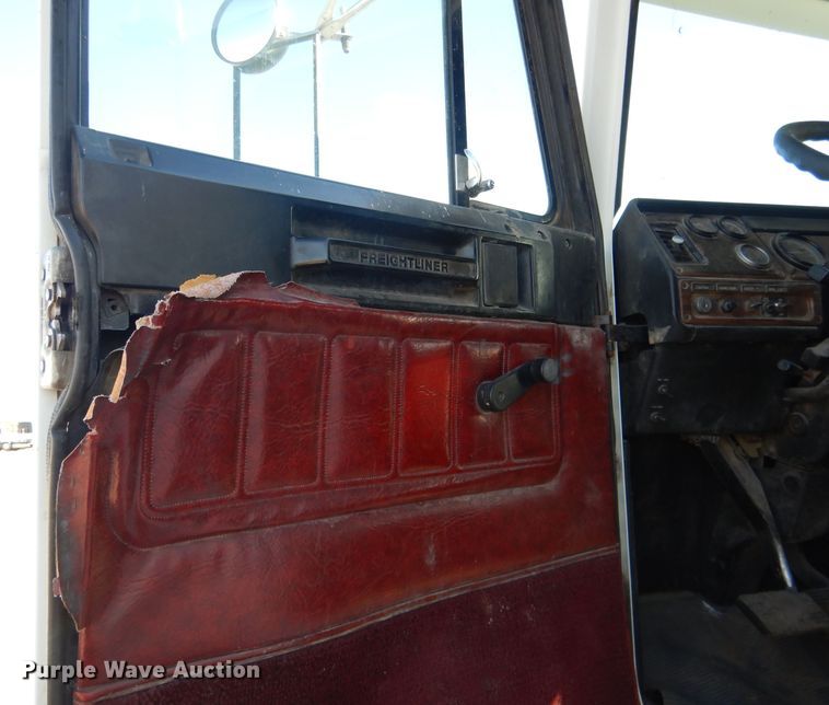 image for item DG5951 1993 Freightliner FLD 120 semi truck