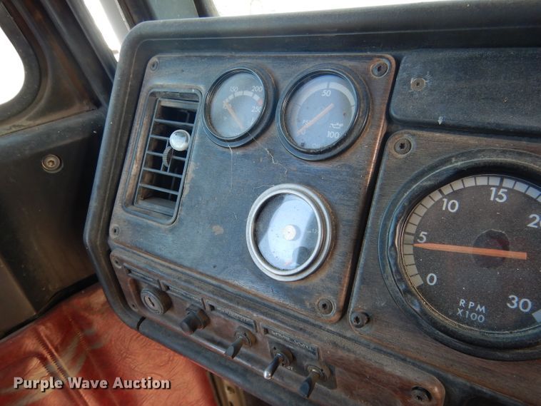 image for item DG5951 1993 Freightliner FLD 120 semi truck