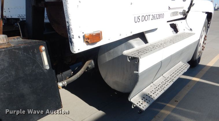 image for item DG5951 1993 Freightliner FLD 120 semi truck