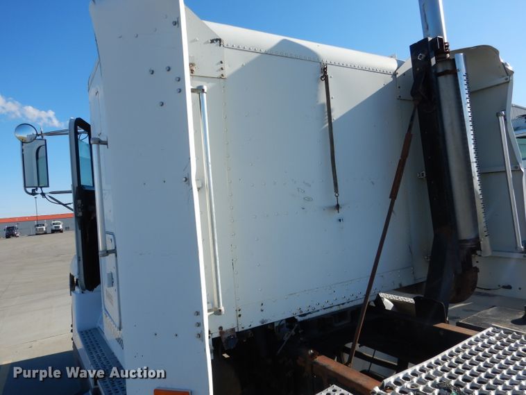 image for item DG5951 1993 Freightliner FLD 120 semi truck