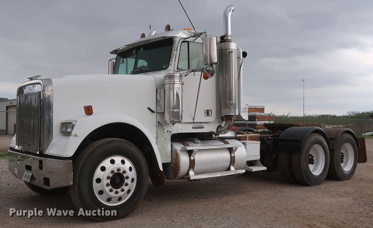 image for item DG7163 2007 Freightliner FLD semi truck