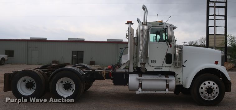 image for item DG7163 2007 Freightliner FLD semi truck