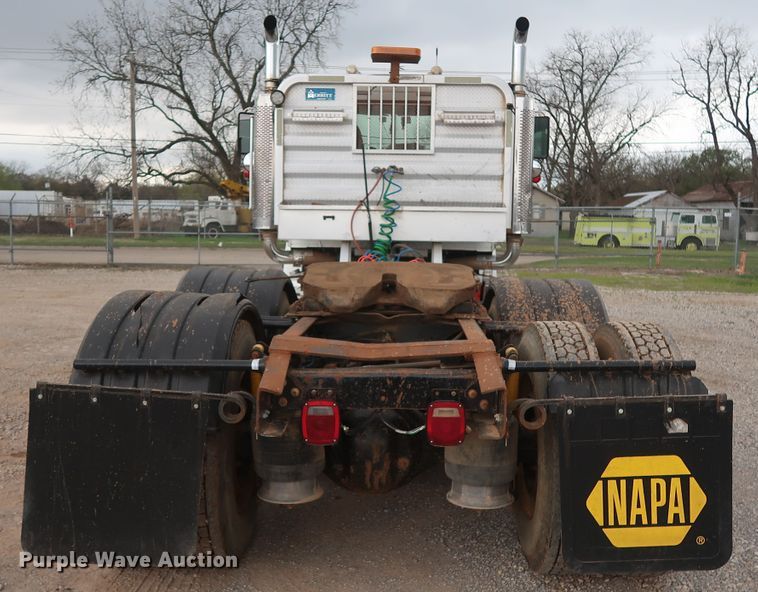 image for item DG7163 2007 Freightliner FLD semi truck