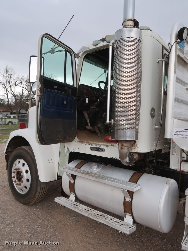 image for item DG7163 2007 Freightliner FLD semi truck