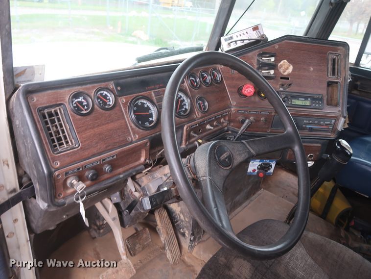 image for item DG7163 2007 Freightliner FLD semi truck