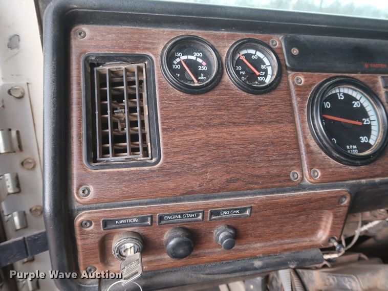 image for item DG7163 2007 Freightliner FLD semi truck