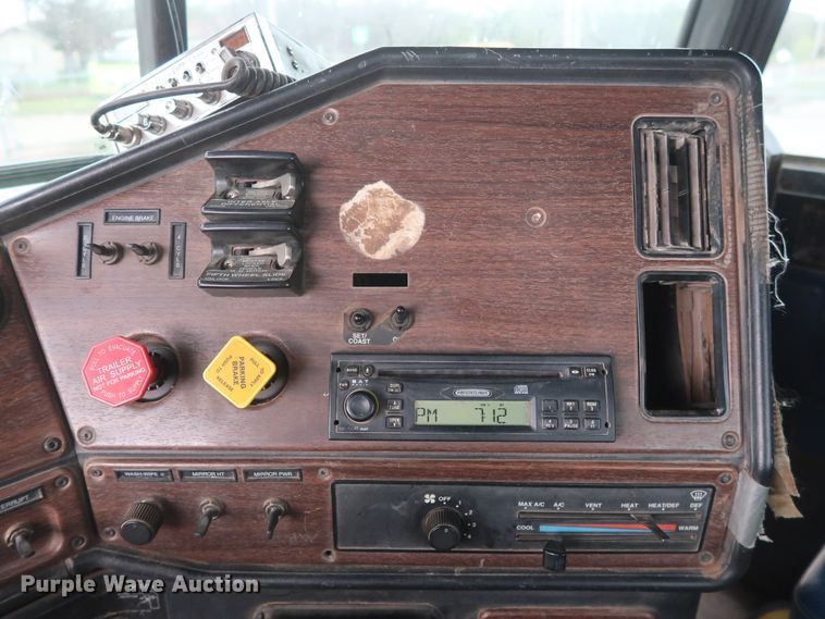 image for item DG7163 2007 Freightliner FLD semi truck