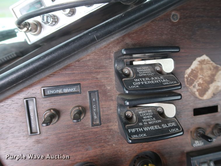 image for item DG7163 2007 Freightliner FLD semi truck