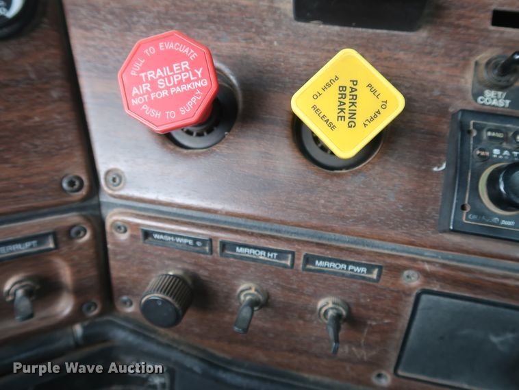 image for item DG7163 2007 Freightliner FLD semi truck