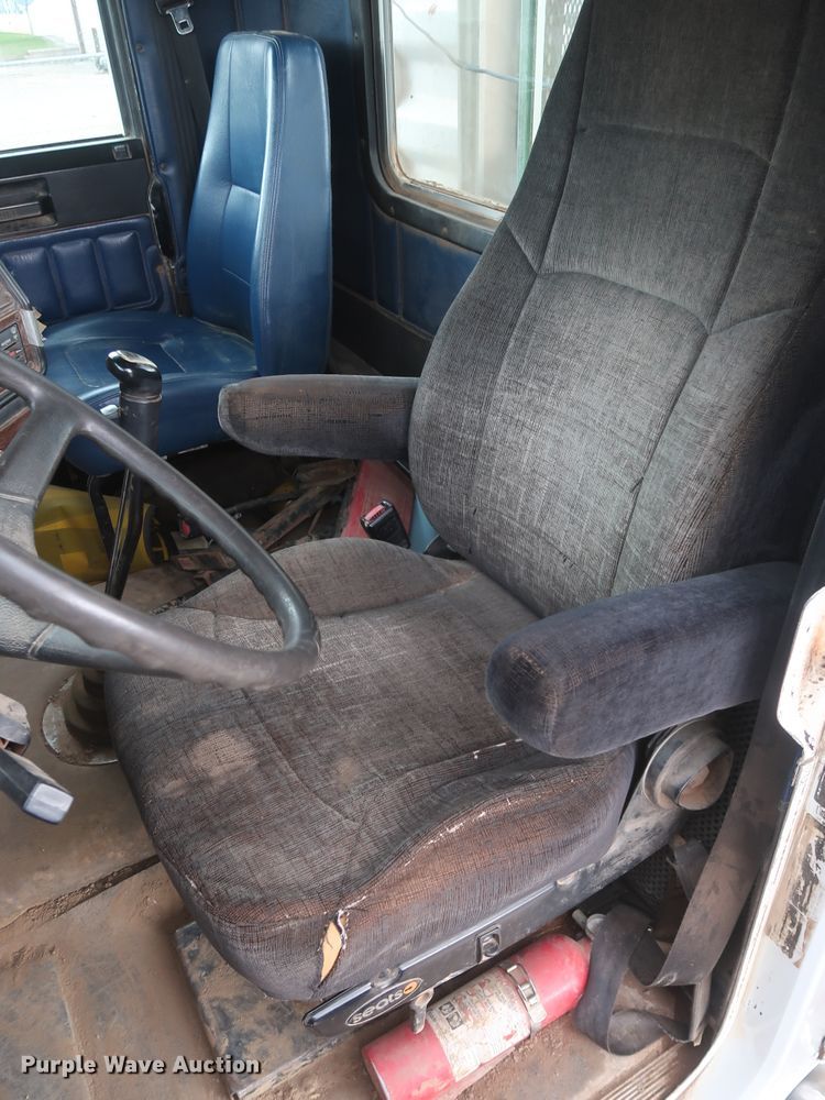 image for item DG7163 2007 Freightliner FLD semi truck