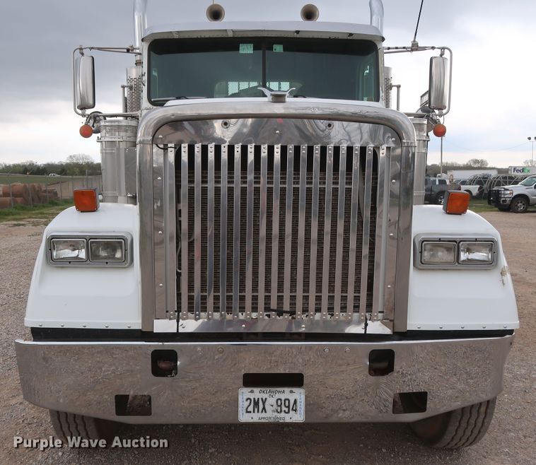 image for item DG7163 2007 Freightliner FLD semi truck