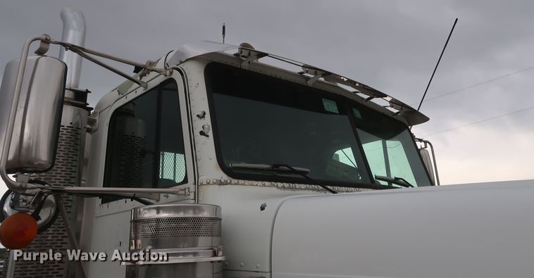 image for item DG7163 2007 Freightliner FLD semi truck