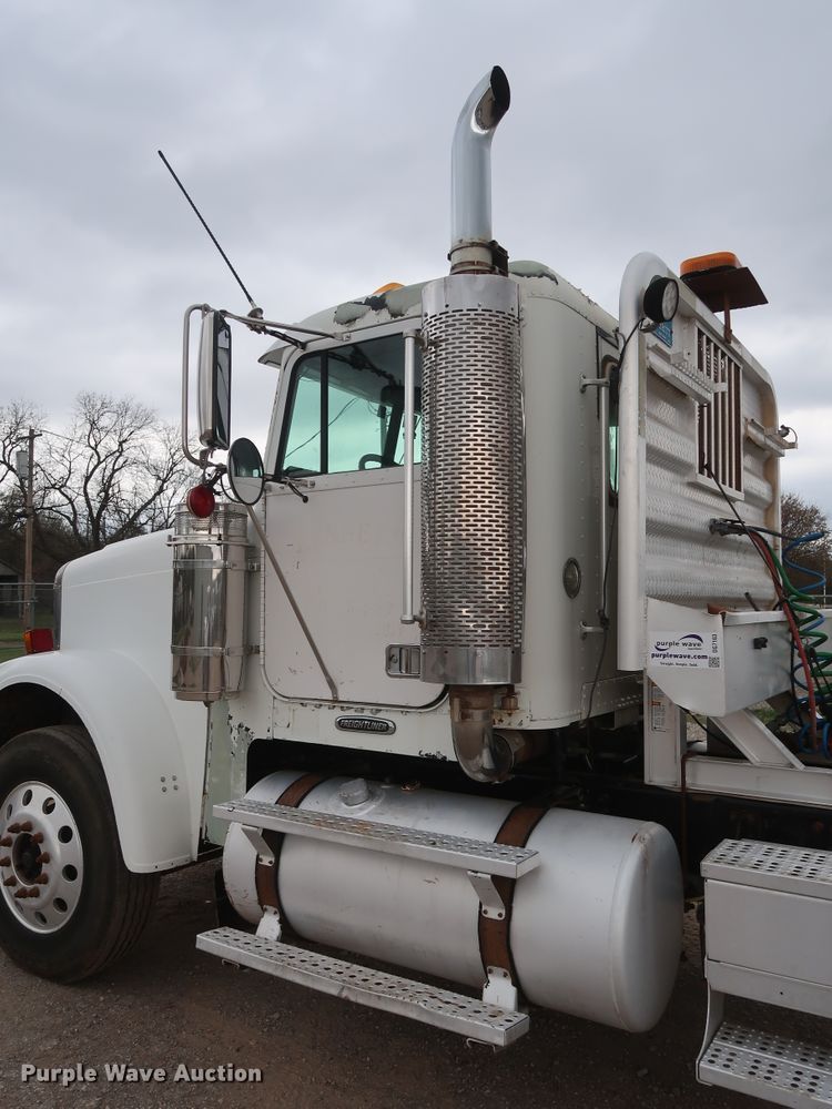 image for item DG7163 2007 Freightliner FLD semi truck